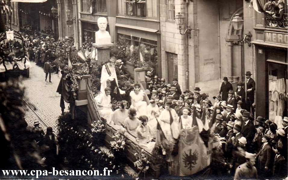 BESANÇON - Cavalcade rue de la Préfecture - Centenaire de la naissance de Louis Pasteur - Mai 1923